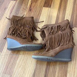 Minnetonka Women’s Brown Fringe Boots With Wedge Heel Size 7